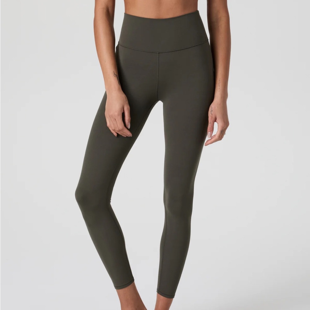 Vuori AllTheFeels™ Legging - Short in kale size small - Picture 2 of 6